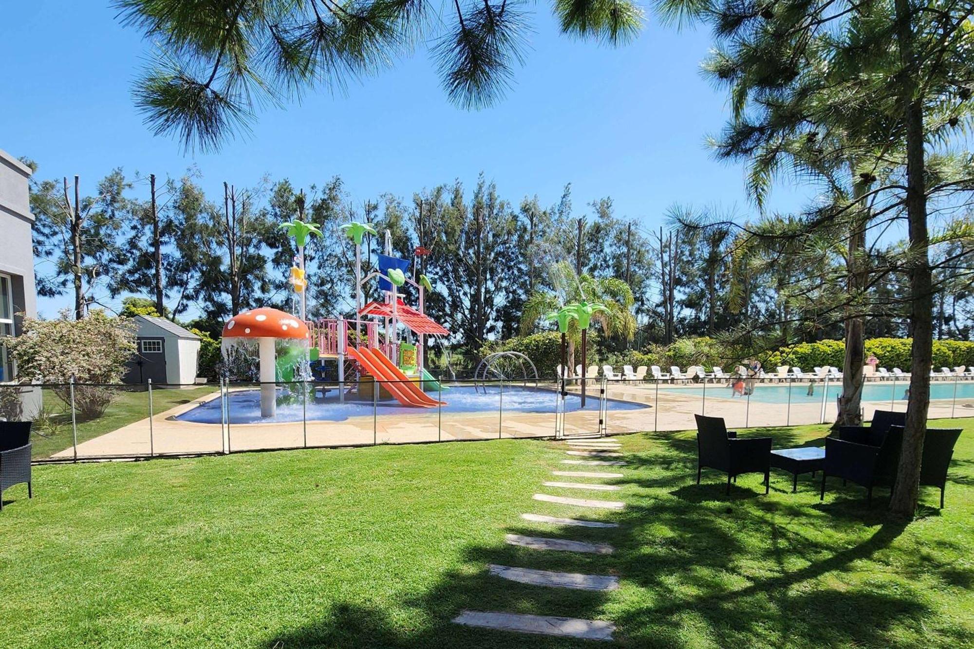Howard Johnson Hotel & Resort Funes Exterior photo